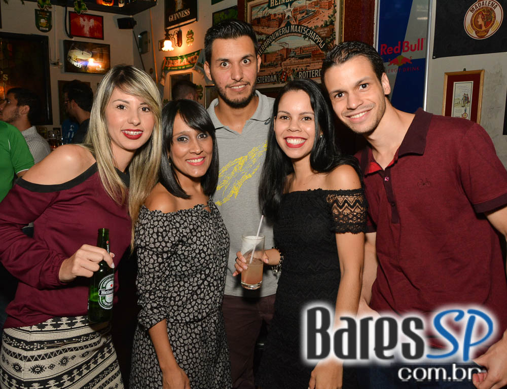 Apresentação da banda The Rocks no palco do St. John's Irish Pub Apresentação da banda The Rocks no palco do St. John's Irish Pub