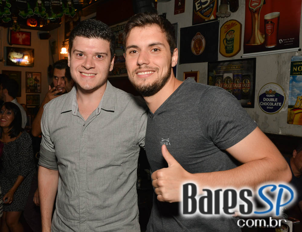 Apresentação da banda The Rocks no palco do St. John's Irish Pub Apresentação da banda The Rocks no palco do St. John's Irish Pub