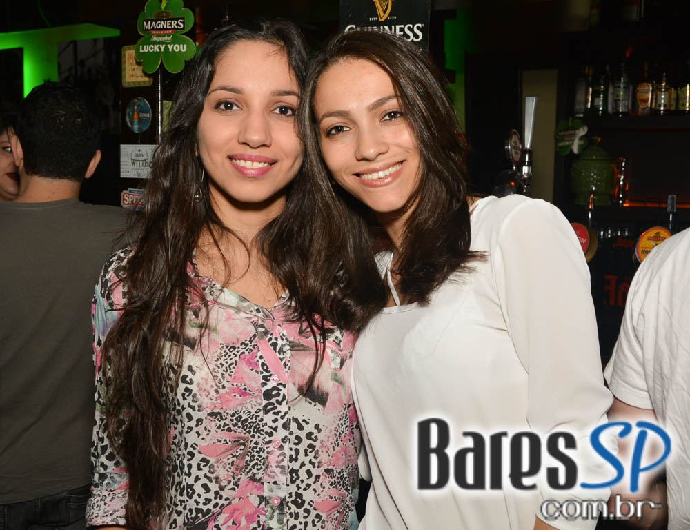 Apresentação da banda The Rocks no palco do St. John's Irish Pub Apresentação da banda The Rocks no palco do St. John's Irish Pub