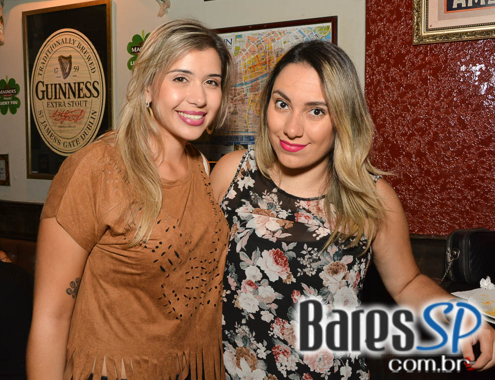 Apresentação da banda The Rocks no palco do St. John's Irish Pub Apresentação da banda The Rocks no palco do St. John's Irish Pub