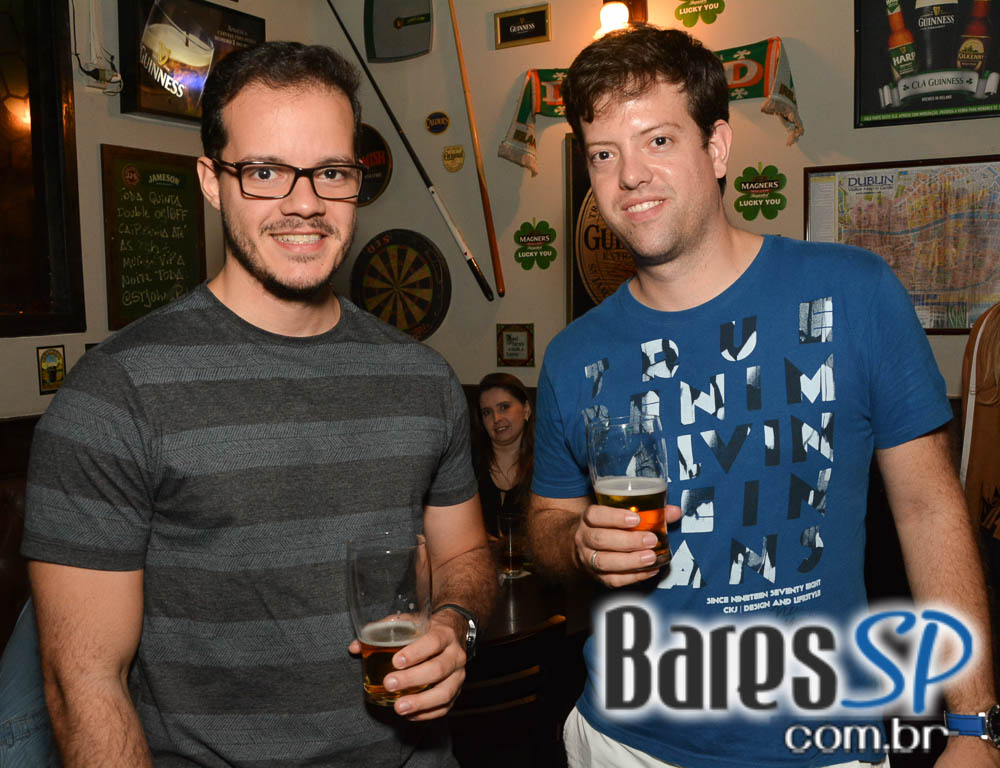 Apresentação da banda The Rocks no palco do St. John's Irish Pub Apresentação da banda The Rocks no palco do St. John's Irish Pub