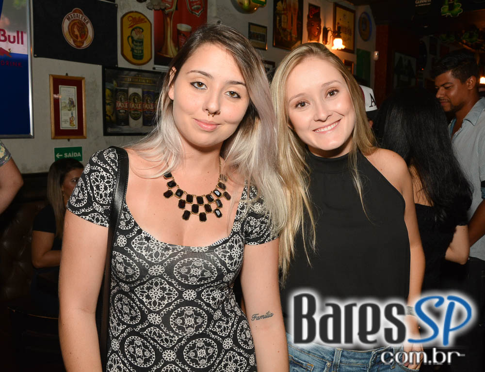 Apresentação da banda The Rocks no palco do St. John's Irish Pub Apresentação da banda The Rocks no palco do St. John's Irish Pub