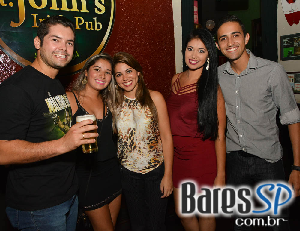 Apresentação da banda The Rocks no palco do St. John's Irish Pub Apresentação da banda The Rocks no palco do St. John's Irish Pub