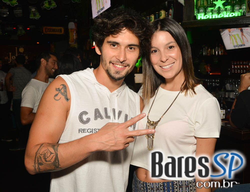 Apresentação da banda The Rocks no palco do St. John's Irish Pub Apresentação da banda The Rocks no palco do St. John's Irish Pub