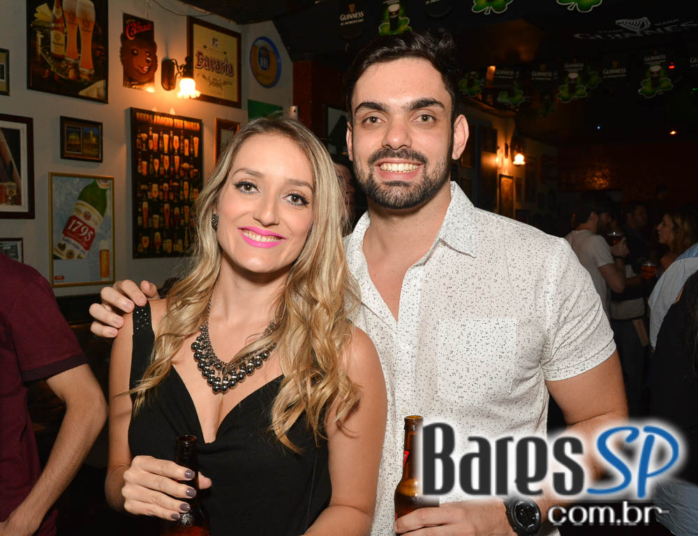 Apresentação da banda The Rocks no palco do St. John's Irish Pub Apresentação da banda The Rocks no palco do St. John's Irish Pub