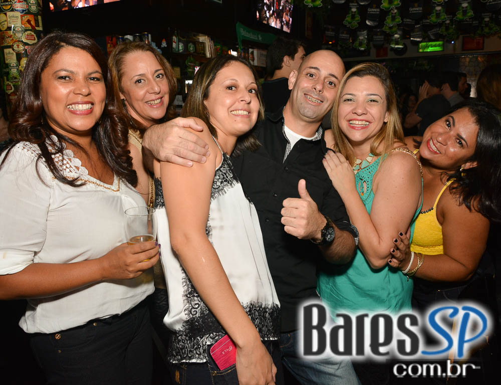 Apresentação da banda The Rocks no palco do St. John's Irish Pub Apresentação da banda The Rocks no palco do St. John's Irish Pub