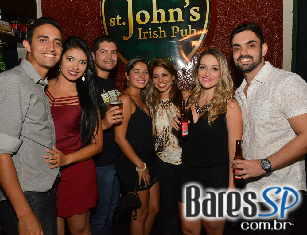 Apresentação da banda The Rocks no palco do St. John's Irish Pub Apresentação da banda The Rocks no palco do St. John's Irish Pub