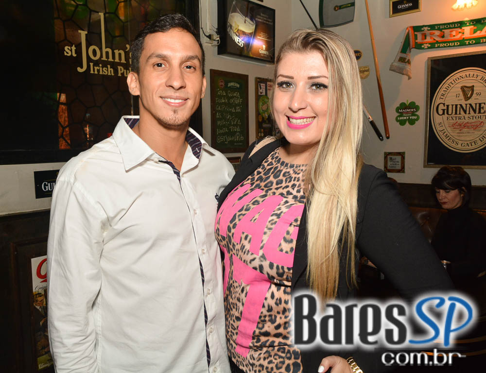 Apresentação da banda The Rocks no palco do St. John's Irish Pub Apresentação da banda The Rocks no palco do St. John's Irish Pub