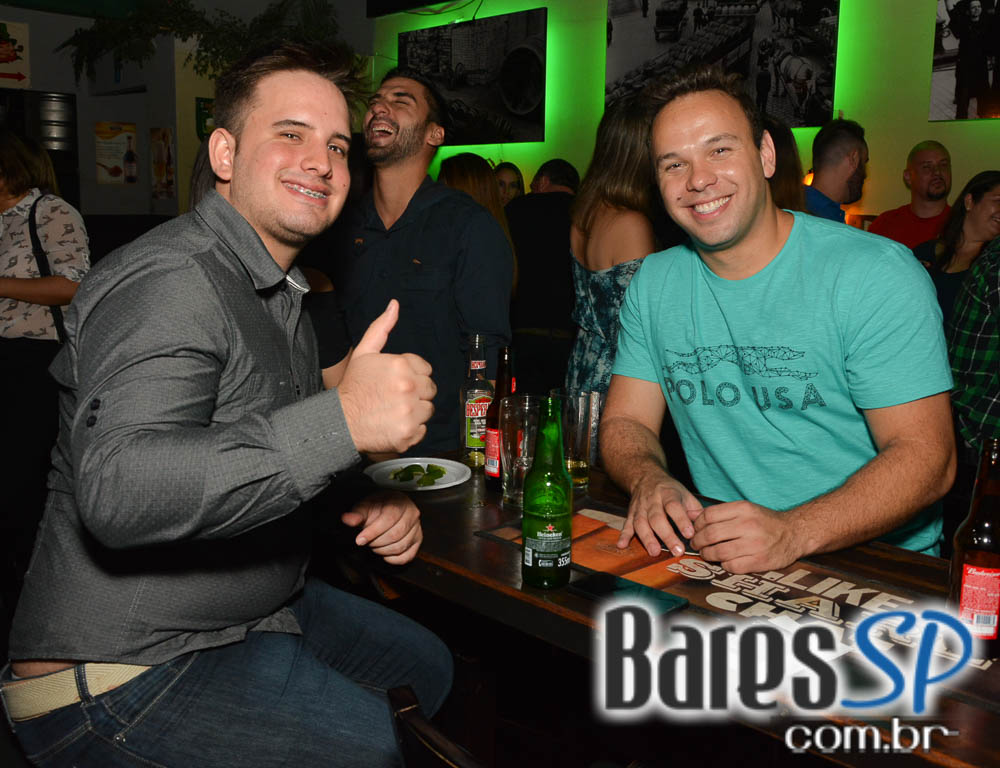 Apresentação da banda The Rocks no palco do St. John's Irish Pub Apresentação da banda The Rocks no palco do St. John's Irish Pub