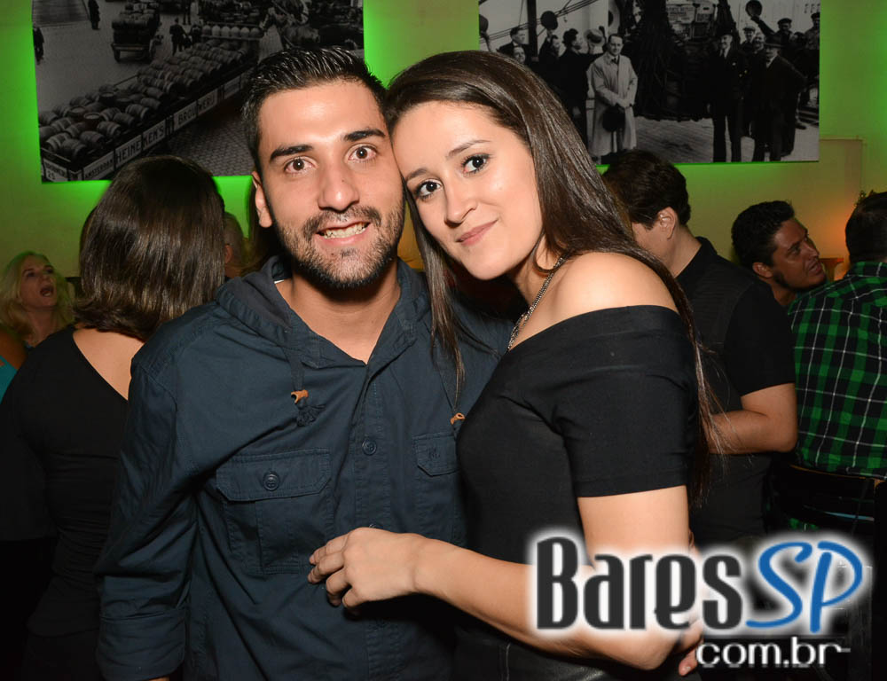 Apresentação da banda The Rocks no palco do St. John's Irish Pub Apresentação da banda The Rocks no palco do St. John's Irish Pub