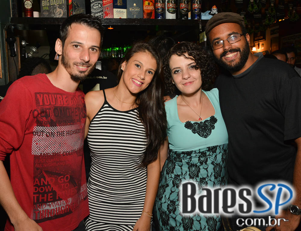 Apresentação da banda The Rocks no palco do St. John's Irish Pub Apresentação da banda The Rocks no palco do St. John's Irish Pub