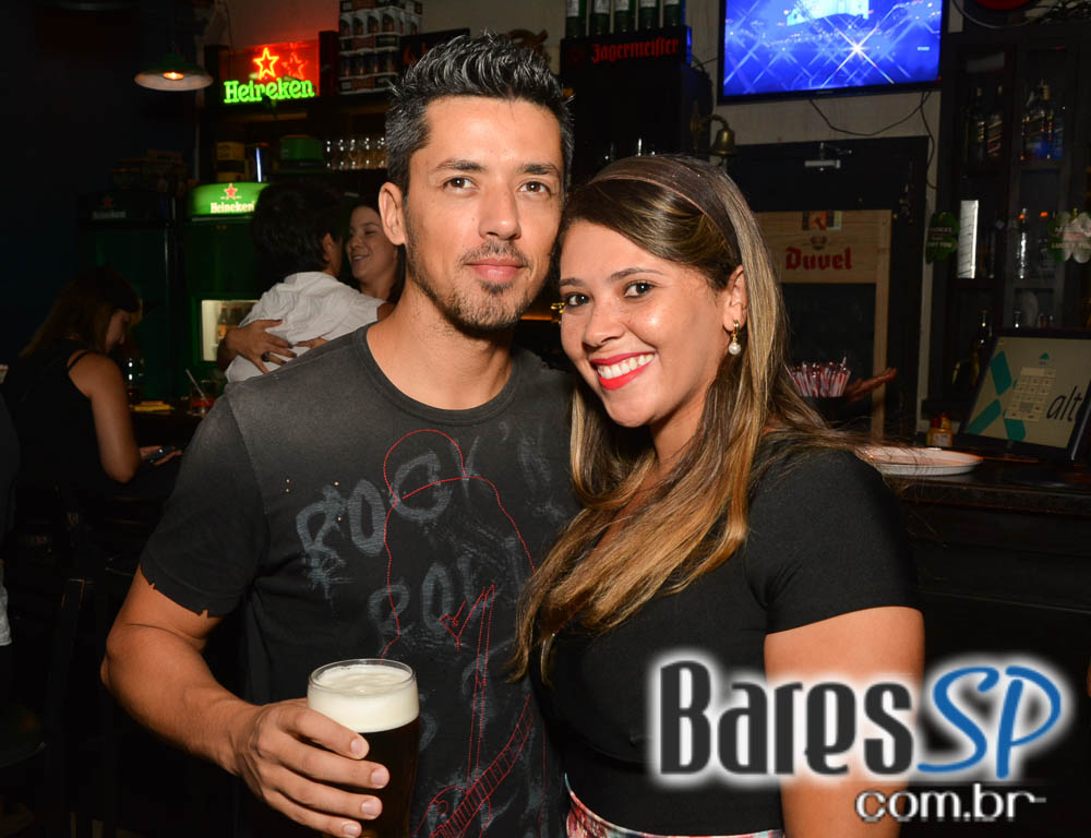 Apresentação da banda The Rocks no palco do St. John's Irish Pub Apresentação da banda The Rocks no palco do St. John's Irish Pub