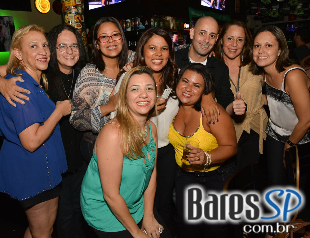 Apresentação da banda The Rocks no palco do St. John's Irish Pub Apresentação da banda The Rocks no palco do St. John's Irish Pub