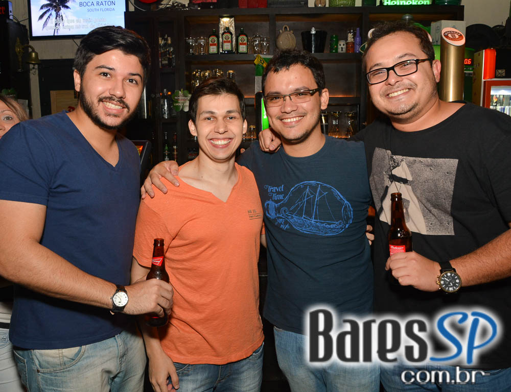 Apresentação da banda The Rocks no palco do St. John's Irish Pub Apresentação da banda The Rocks no palco do St. John's Irish Pub