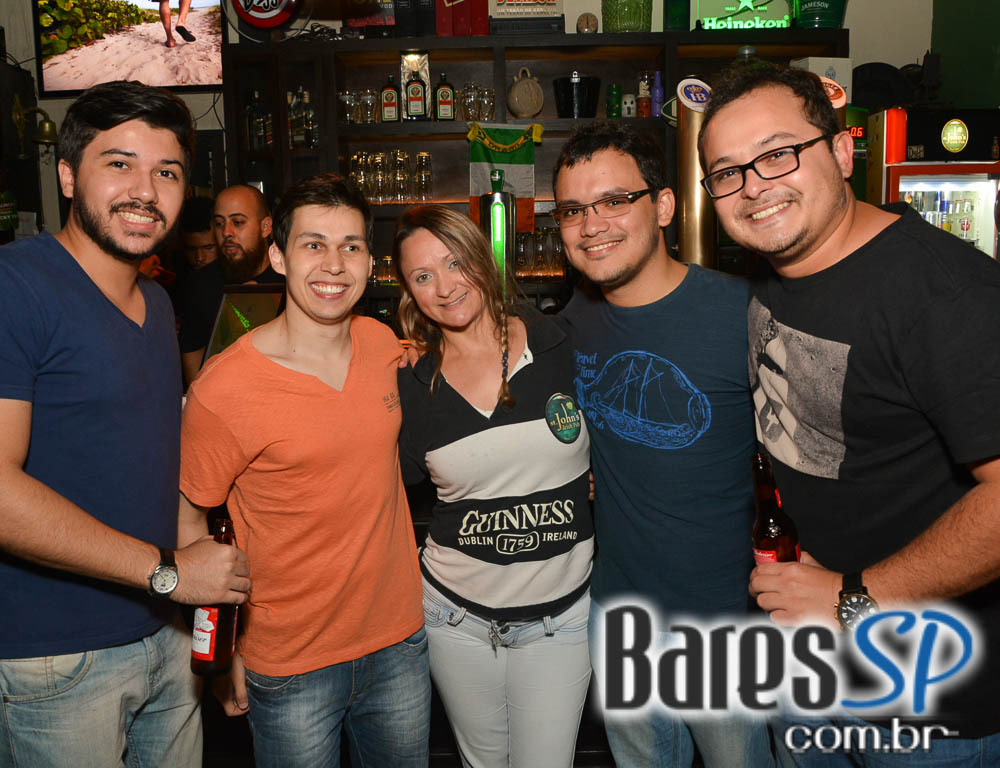 Apresentação da banda The Rocks no palco do St. John's Irish Pub Apresentação da banda The Rocks no palco do St. John's Irish Pub