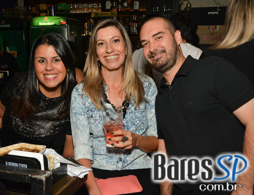 Apresentação da banda The Rocks no palco do St. John's Irish Pub Apresentação da banda The Rocks no palco do St. John's Irish Pub