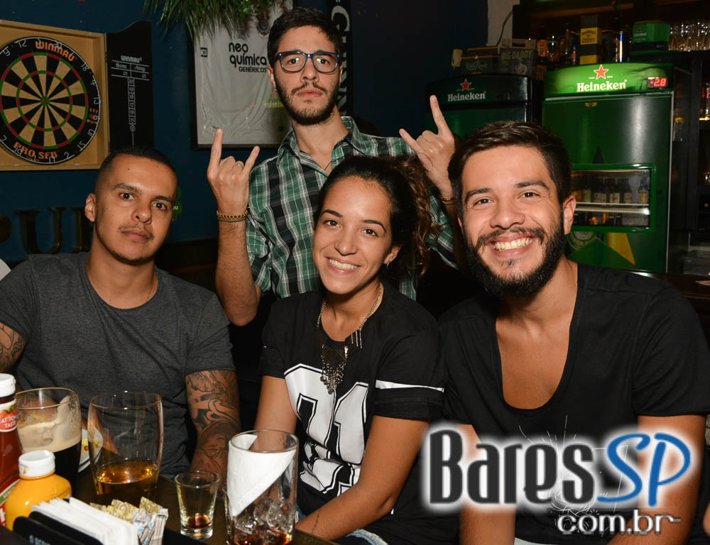 Apresentação da banda The Rocks no palco do St. John's Irish Pub Apresentação da banda The Rocks no palco do St. John's Irish Pub