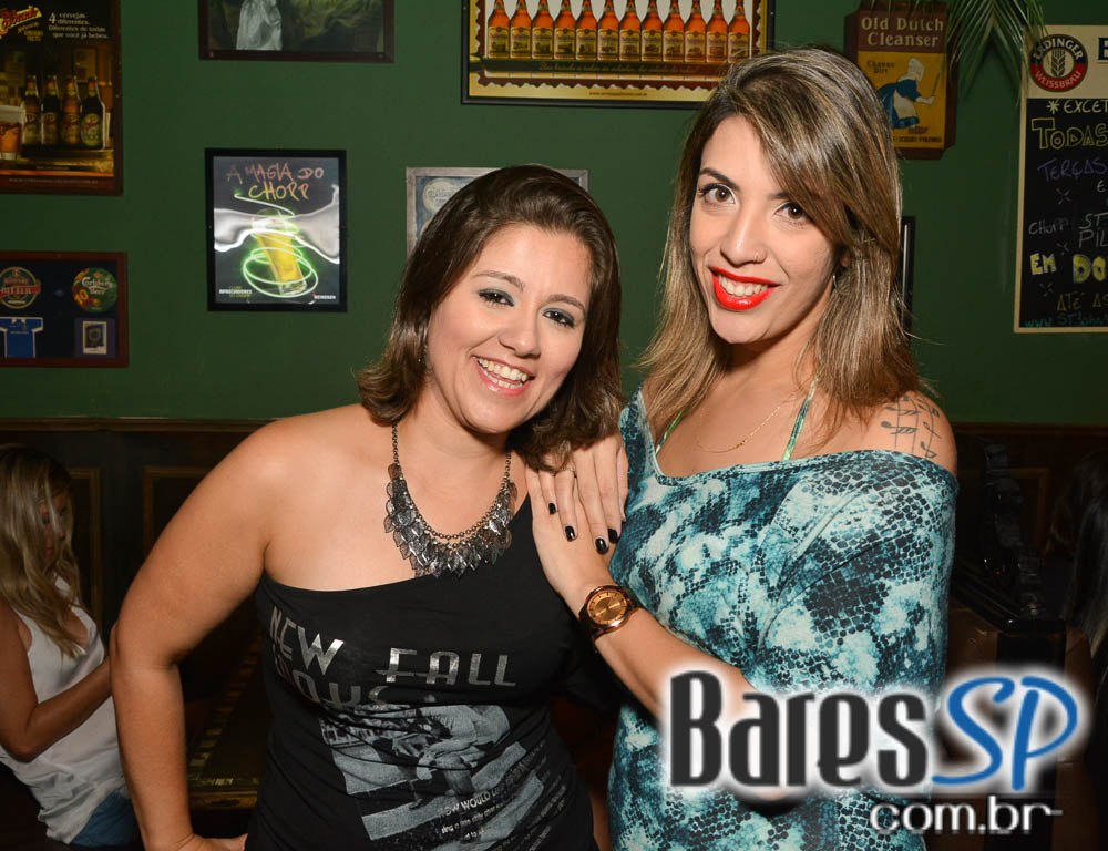 Apresentação da banda The Rocks no palco do St. John's Irish Pub Apresentação da banda The Rocks no palco do St. John's Irish Pub