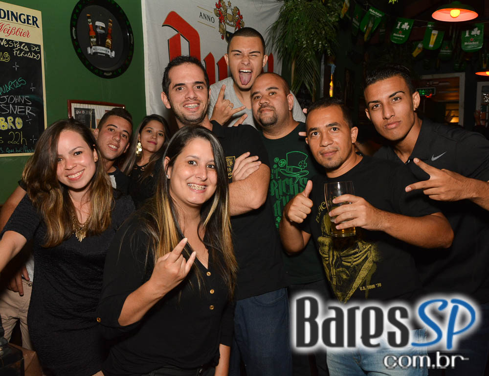 Apresentação da banda The Rocks no palco do St. John's Irish Pub Apresentação da banda The Rocks no palco do St. John's Irish Pub