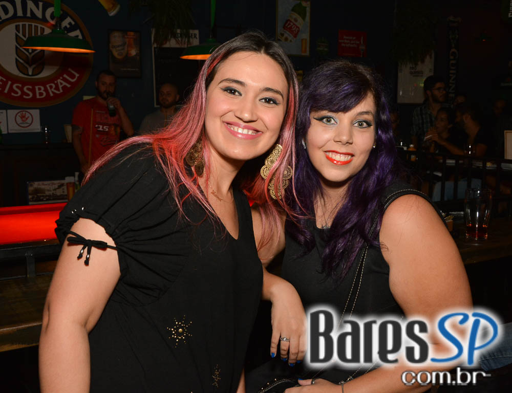 Apresentação da banda The Rocks no palco do St. John's Irish Pub Apresentação da banda The Rocks no palco do St. John's Irish Pub