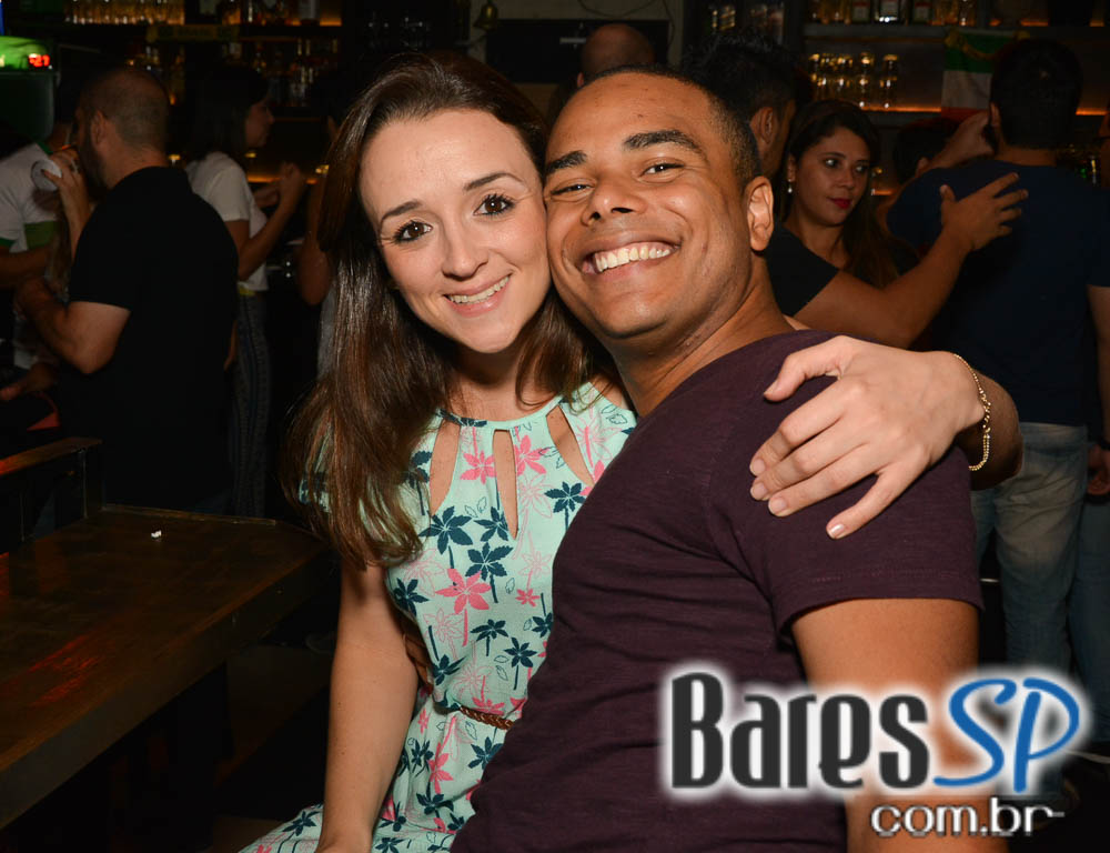 Apresentação da banda The Rocks no palco do St. John's Irish Pub Apresentação da banda The Rocks no palco do St. John's Irish Pub