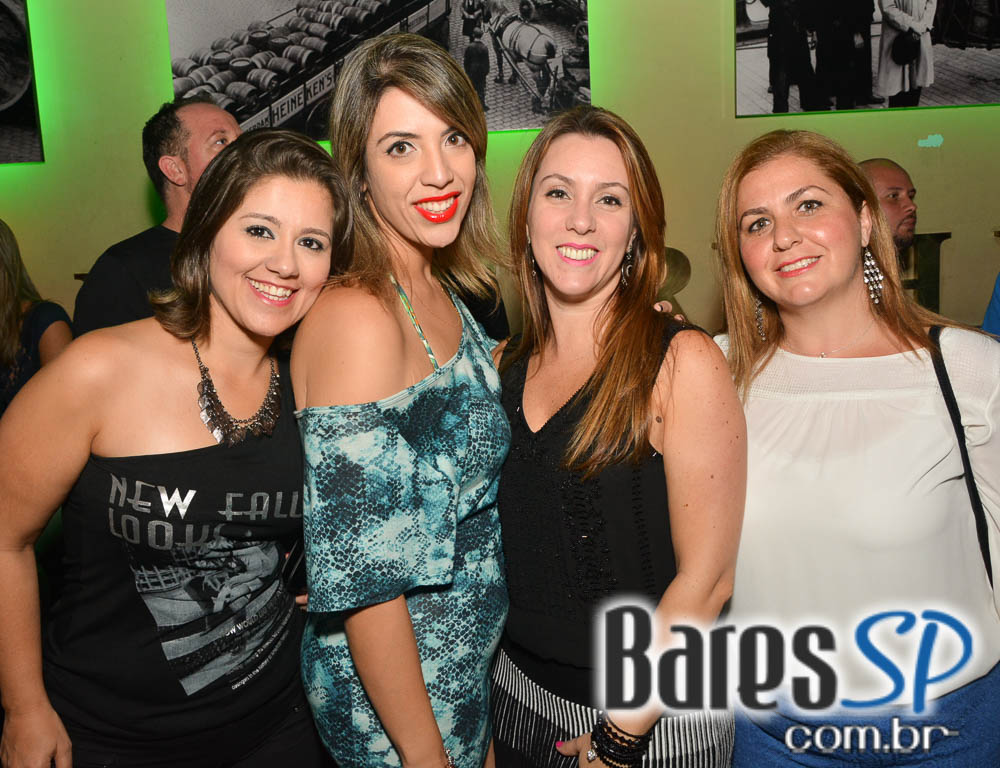 Apresentação da banda The Rocks no palco do St. John's Irish Pub Apresentação da banda The Rocks no palco do St. John's Irish Pub