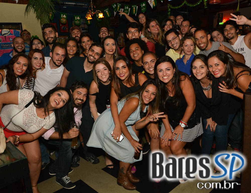 Apresentação da banda The Rocks no palco do St. John's Irish Pub Apresentação da banda The Rocks no palco do St. John's Irish Pub