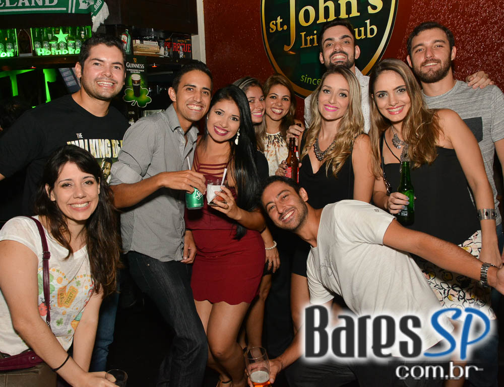 Apresentação da banda The Rocks no palco do St. John's Irish Pub Apresentação da banda The Rocks no palco do St. John's Irish Pub