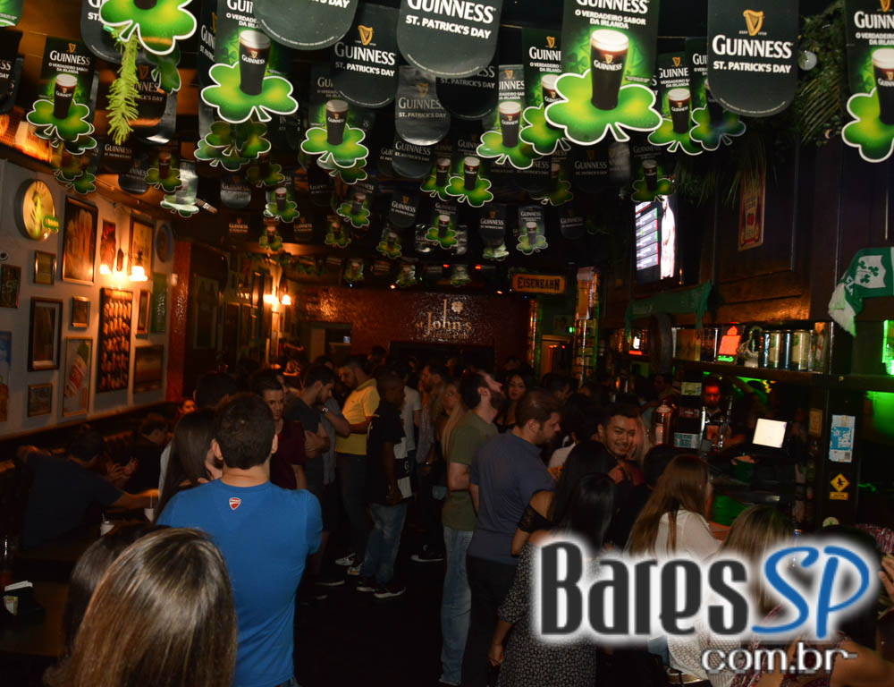 Apresentação da banda The Rocks no palco do St. John's Irish Pub Apresentação da banda The Rocks no palco do St. John's Irish Pub