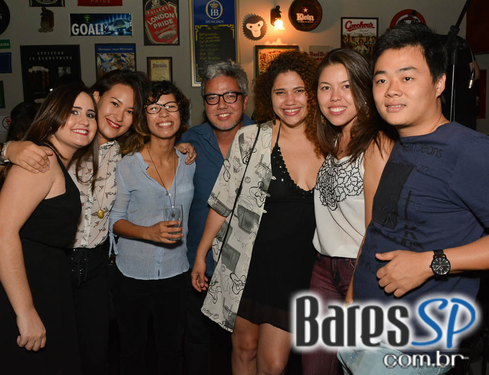 Apresentação da banda The Rocks no palco do St. John's Irish Pub Apresentação da banda The Rocks no palco do St. John's Irish Pub