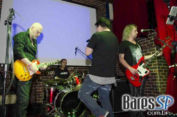 Banda Cowbell comandou a noite com acústico pop rock na semana de St. Patricks do The Sailor