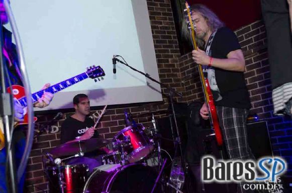 Banda Cowbell comandou a noite com acústico pop rock na semana de St. Patricks do The Sailor