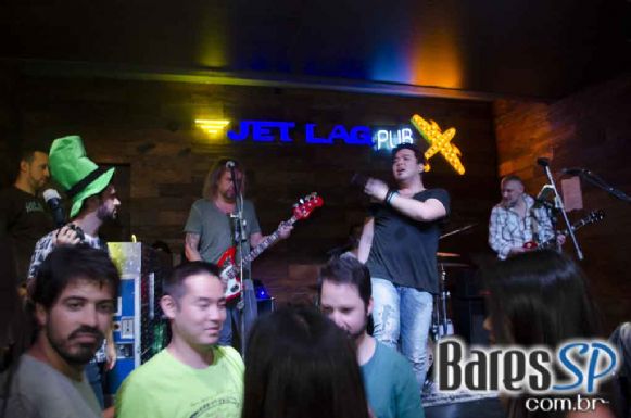 Acústico Summer Duo e banda Cowbell animaram a festa de St. Patrick's no Jet Lag Pub