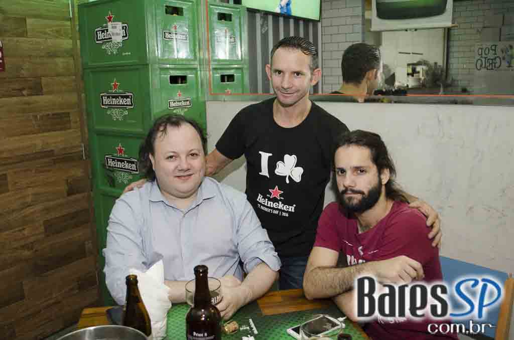 Bottled Dog ofereceu ambiente descontraído e cardápio variado no Itaim Bibi Bottled Dog ofereceu ambiente descontraído e cardápio variado no Itaim Bibi