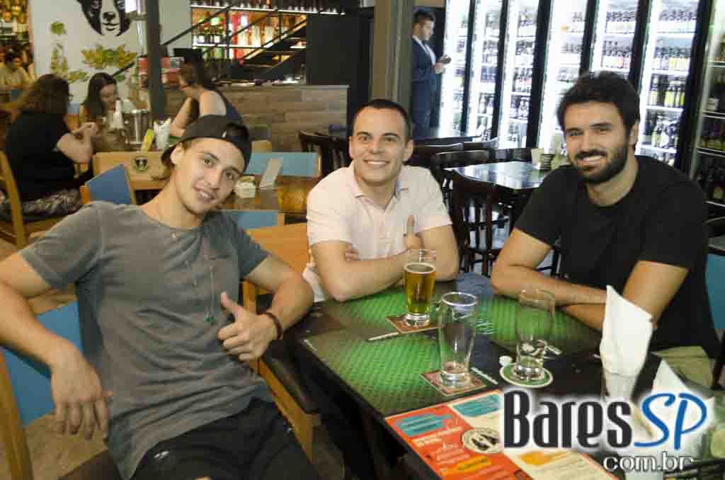 Bottled Dog ofereceu ambiente descontraído e cardápio variado no Itaim Bibi Bottled Dog ofereceu ambiente descontraído e cardápio variado no Itaim Bibi