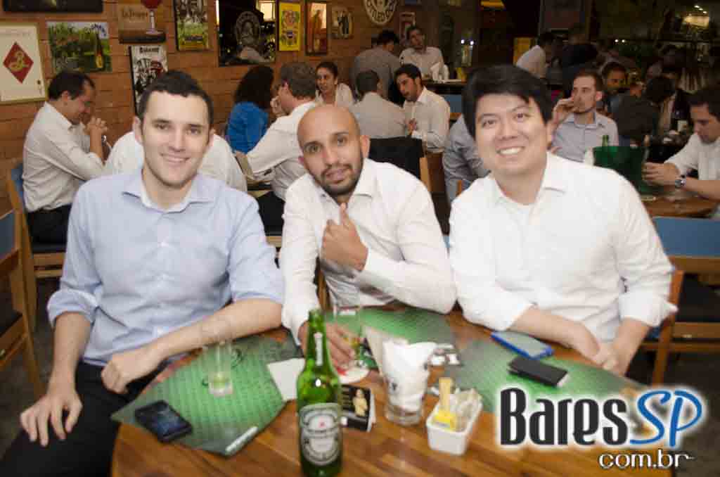 Bottled Dog ofereceu ambiente descontraído e cardápio variado no Itaim Bibi Bottled Dog ofereceu ambiente descontraído e cardápio variado no Itaim Bibi