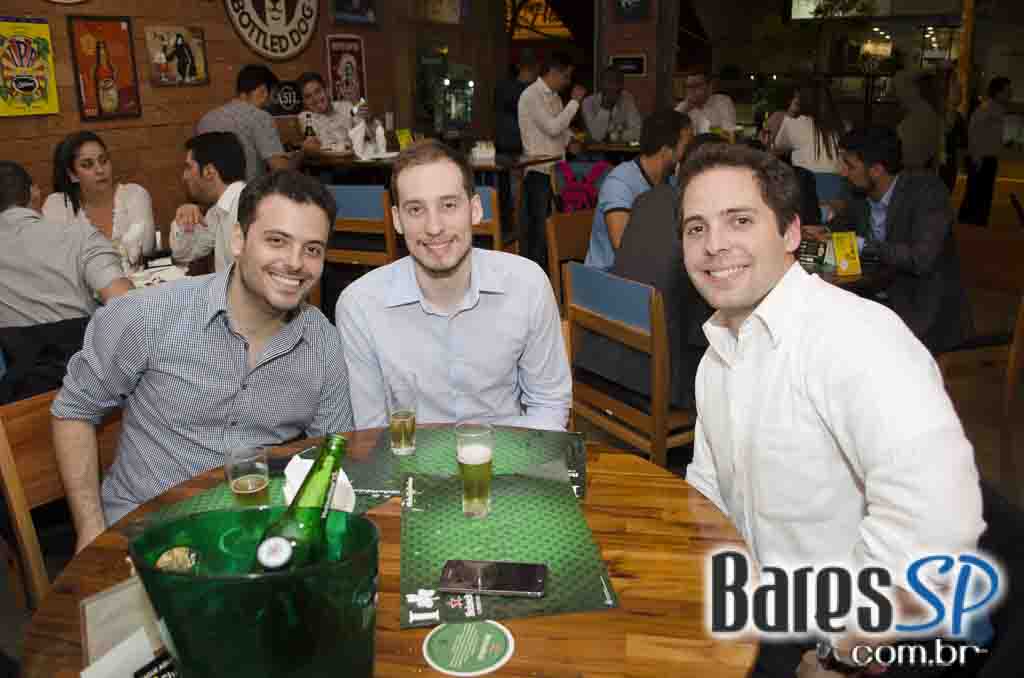 Bottled Dog ofereceu ambiente descontraído e cardápio variado no Itaim Bibi Bottled Dog ofereceu ambiente descontraído e cardápio variado no Itaim Bibi