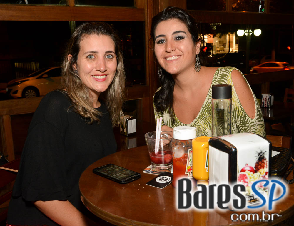 Old Town ofereceu cardápio variado de lanches e diferentes rótulos de cervejas Old Town ofereceu cardápio variado de lanches e diferentes rótulos de cervejas