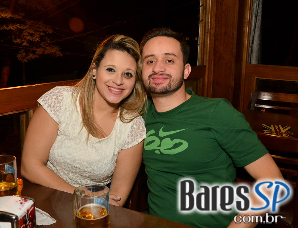 Old Town ofereceu cardápio variado de lanches e diferentes rótulos de cervejas Old Town ofereceu cardápio variado de lanches e diferentes rótulos de cervejas