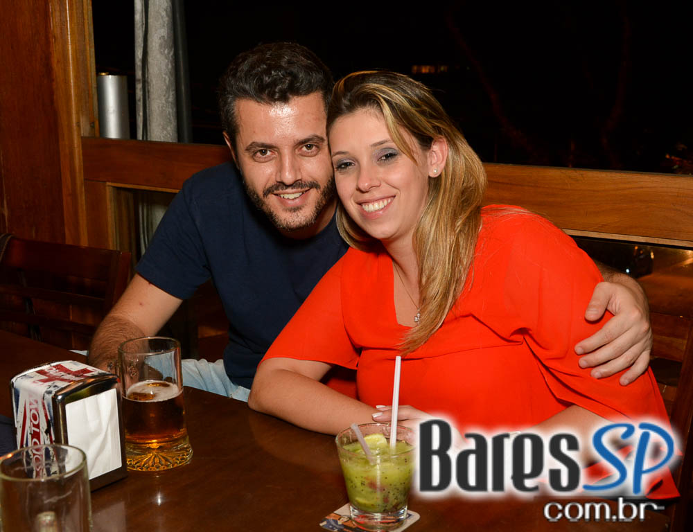 Old Town ofereceu cardápio variado de lanches e diferentes rótulos de cervejas Old Town ofereceu cardápio variado de lanches e diferentes rótulos de cervejas