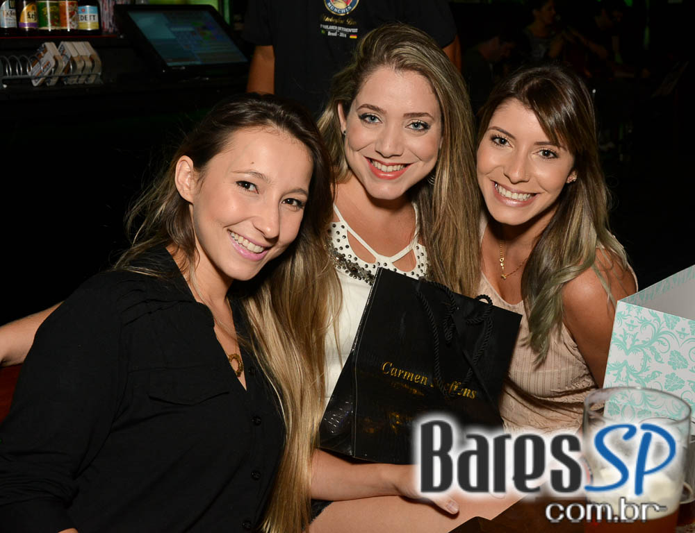 Old Town ofereceu cardápio variado de lanches e diferentes rótulos de cervejas Old Town ofereceu cardápio variado de lanches e diferentes rótulos de cervejas