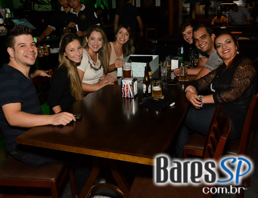 Old Town ofereceu cardápio variado de lanches e diferentes rótulos de cervejas Old Town ofereceu cardápio variado de lanches e diferentes rótulos de cervejas