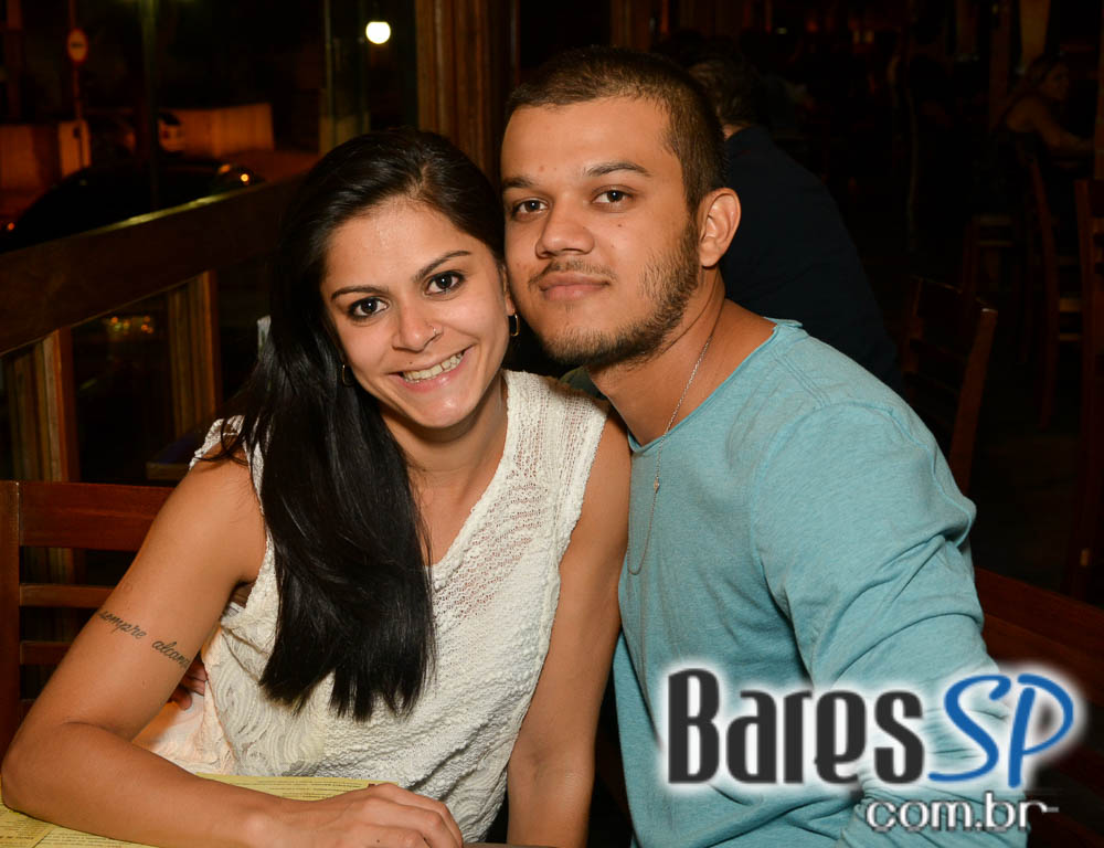 Old Town ofereceu cardápio variado de lanches e diferentes rótulos de cervejas Old Town ofereceu cardápio variado de lanches e diferentes rótulos de cervejas