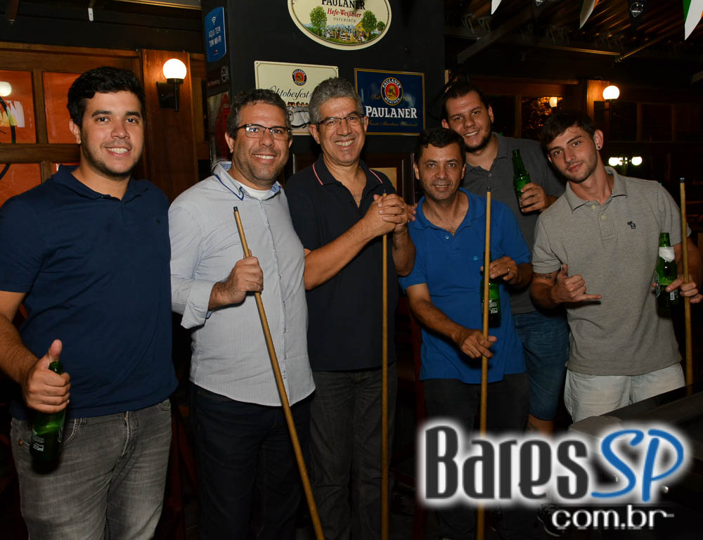 Old Town ofereceu cardápio variado de lanches e diferentes rótulos de cervejas Old Town ofereceu cardápio variado de lanches e diferentes rótulos de cervejas