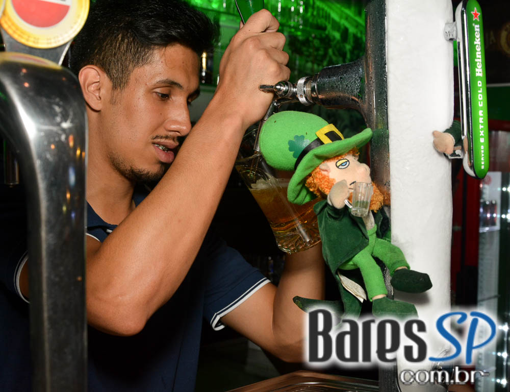 Old Town ofereceu cardápio variado de lanches e diferentes rótulos de cervejas Old Town ofereceu cardápio variado de lanches e diferentes rótulos de cervejas