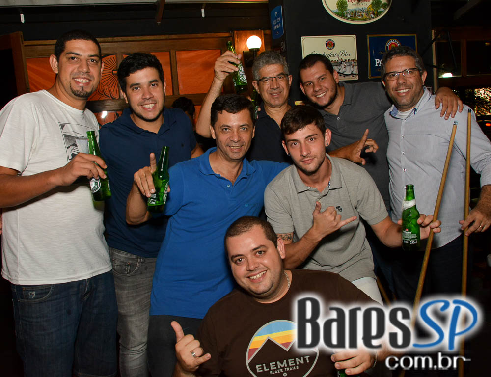 Old Town ofereceu cardápio variado de lanches e diferentes rótulos de cervejas Old Town ofereceu cardápio variado de lanches e diferentes rótulos de cervejas