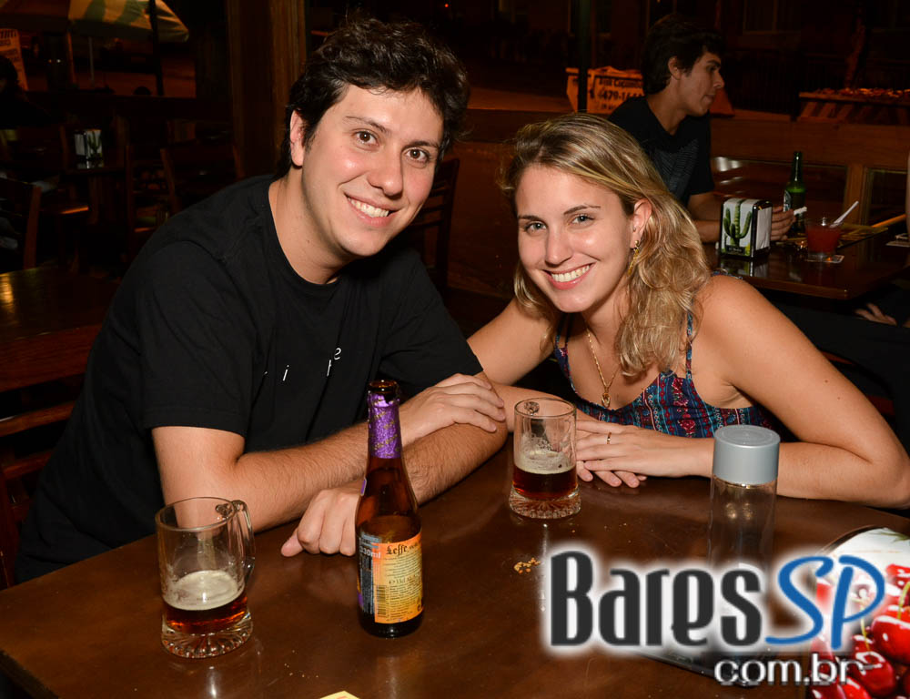 Old Town ofereceu cardápio variado de lanches e diferentes rótulos de cervejas Old Town ofereceu cardápio variado de lanches e diferentes rótulos de cervejas