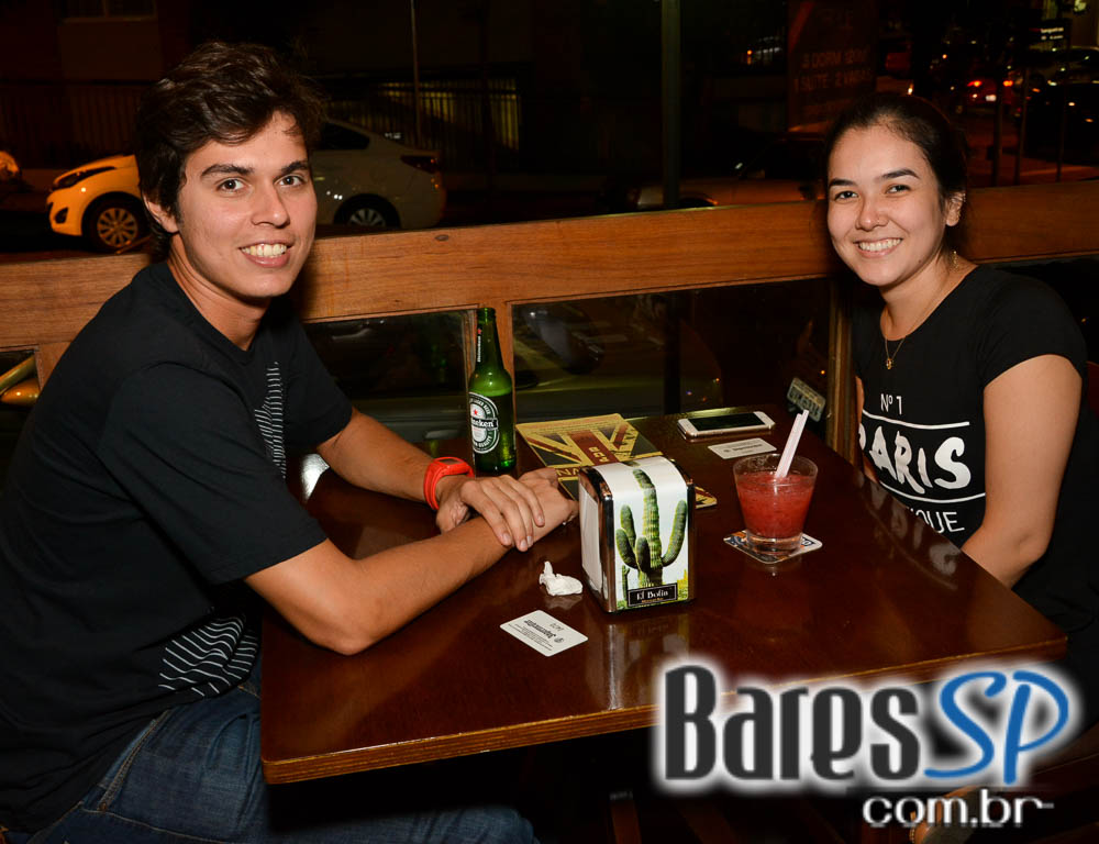 Old Town ofereceu cardápio variado de lanches e diferentes rótulos de cervejas Old Town ofereceu cardápio variado de lanches e diferentes rótulos de cervejas