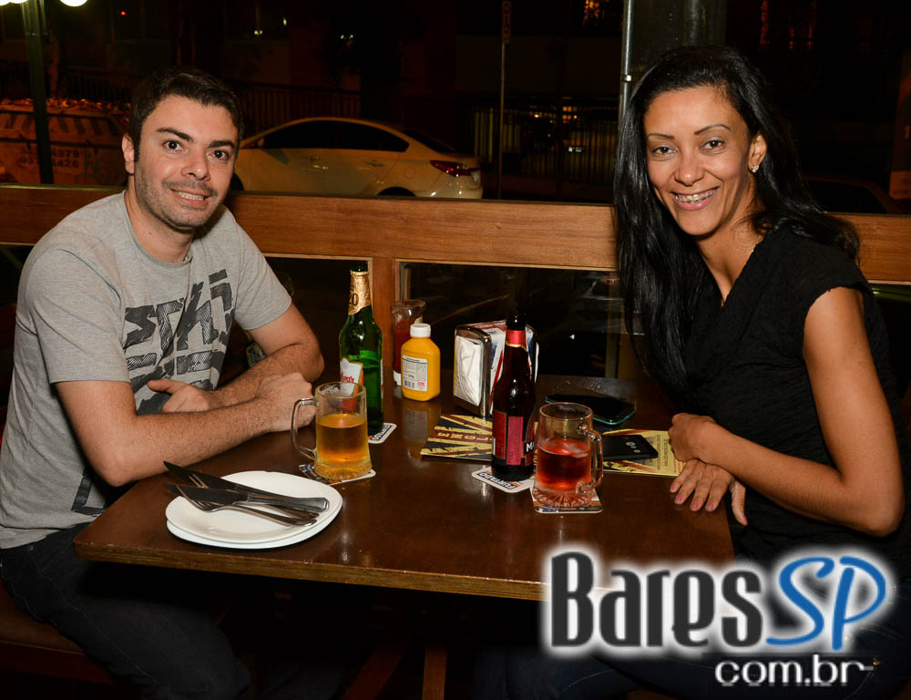 Old Town ofereceu cardápio variado de lanches e diferentes rótulos de cervejas Old Town ofereceu cardápio variado de lanches e diferentes rótulos de cervejas