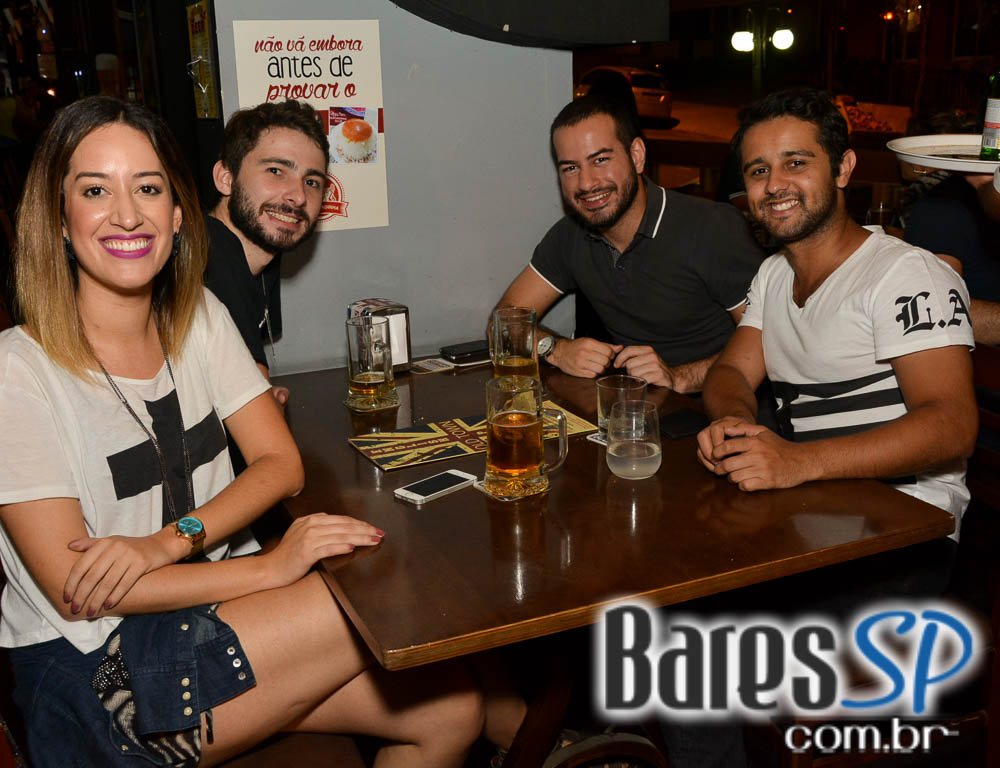 Old Town ofereceu cardápio variado de lanches e diferentes rótulos de cervejas Old Town ofereceu cardápio variado de lanches e diferentes rótulos de cervejas